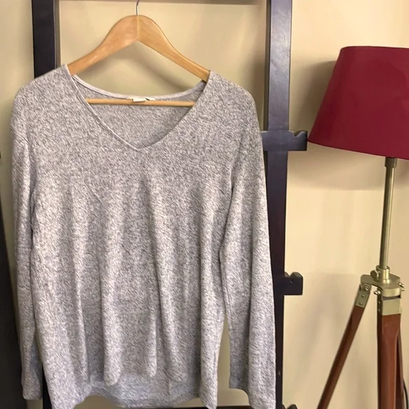 H&M grey soft knit oversized, V neck top.Size S but can fit XL - Picture 1 of 7